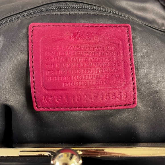 Coach Signature C kiss lock patent leather purse in raspberry - Picture 5 of 9